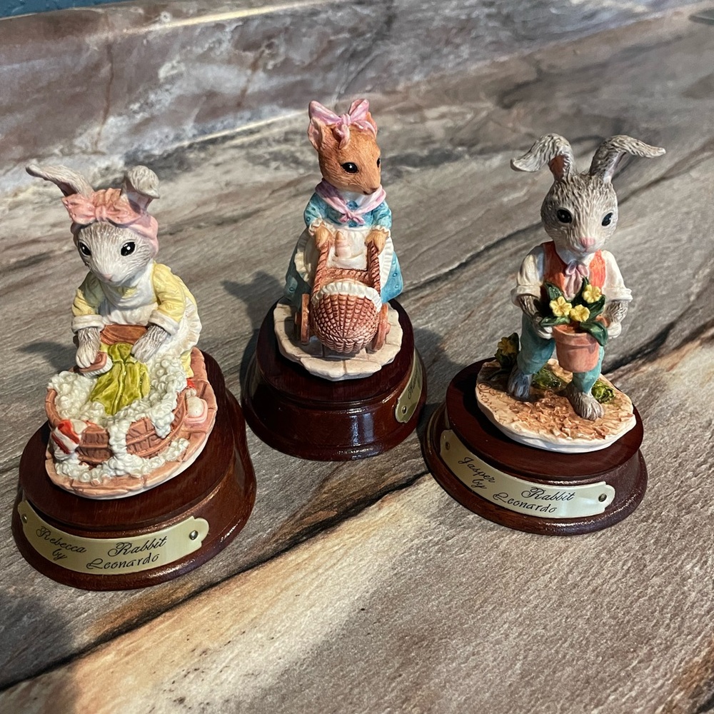 The Heritage Mint Little Nook Village Jasper, Harriet and Rebecca rabbit 1989